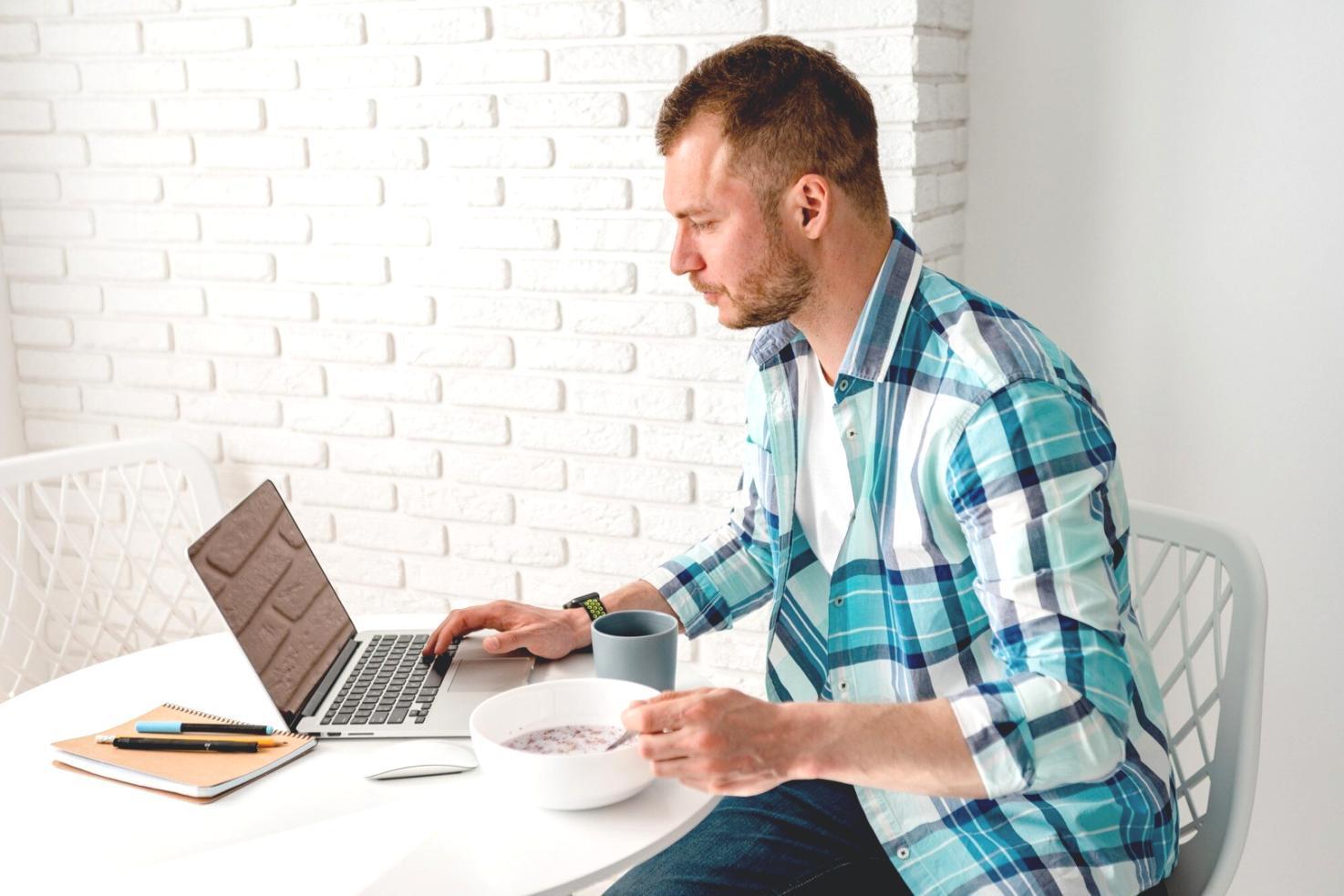 Espace de formation moderne avec écrans d'analyse financière